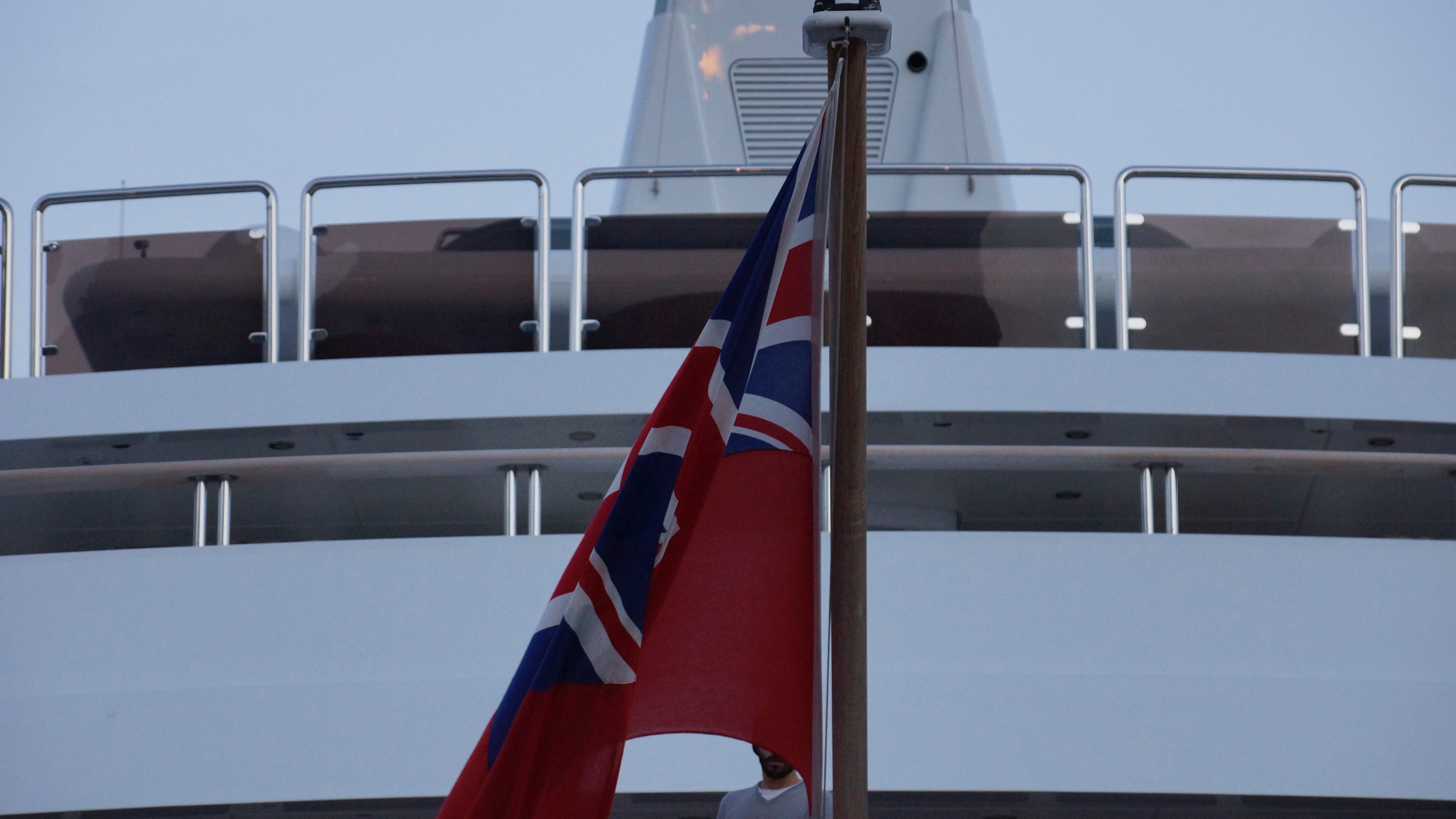 Englische Fahne vor Luxusjacht in Monaco
