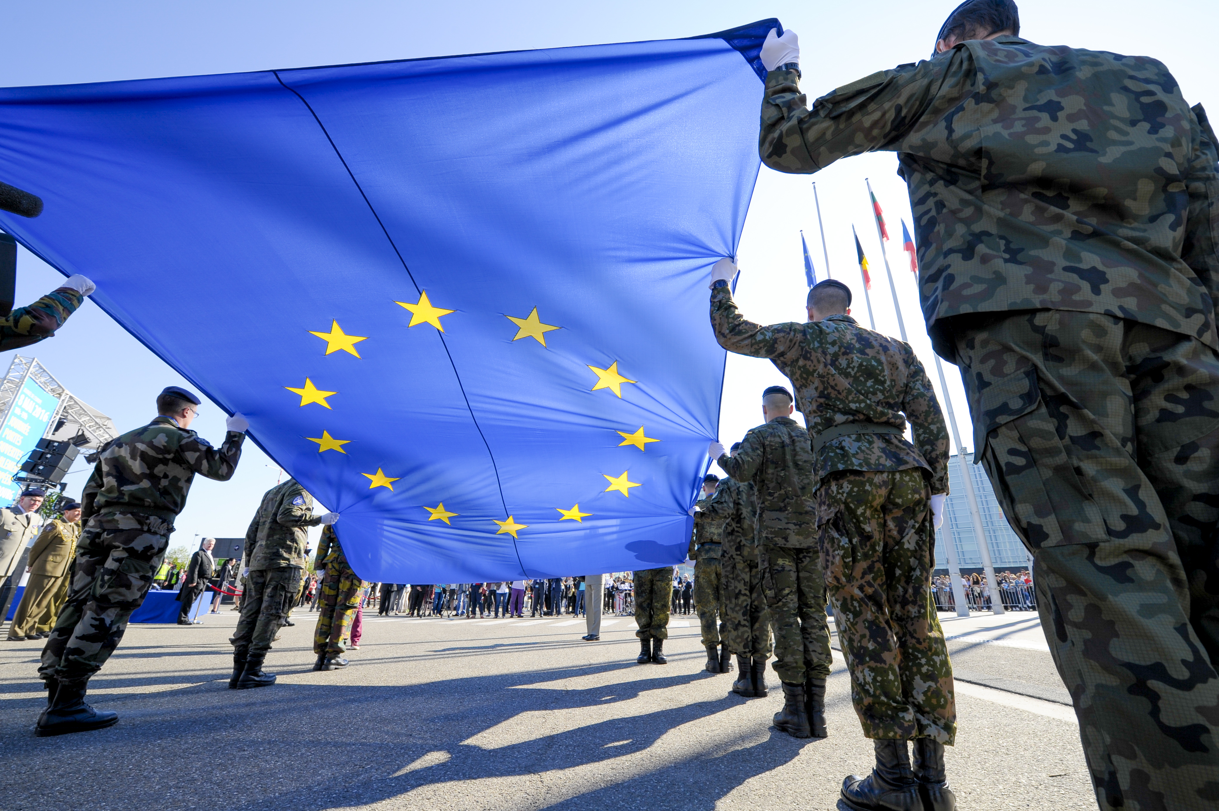 Rising of the European flag  with the Eurocorps