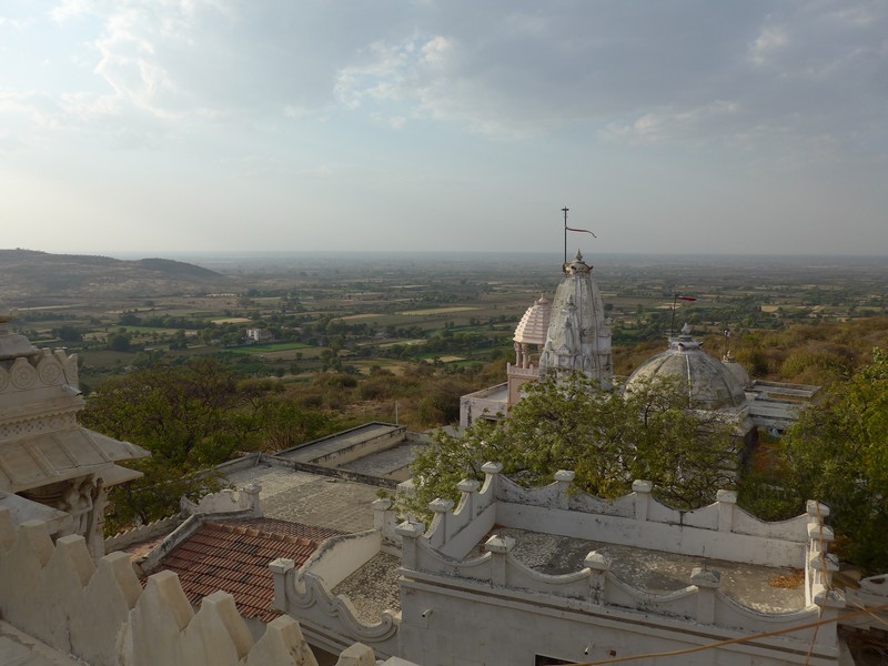 Blick von der Jain-Tempelanlage auf den Shatrunjaya Hills bei Palitana (Maerz 2017)