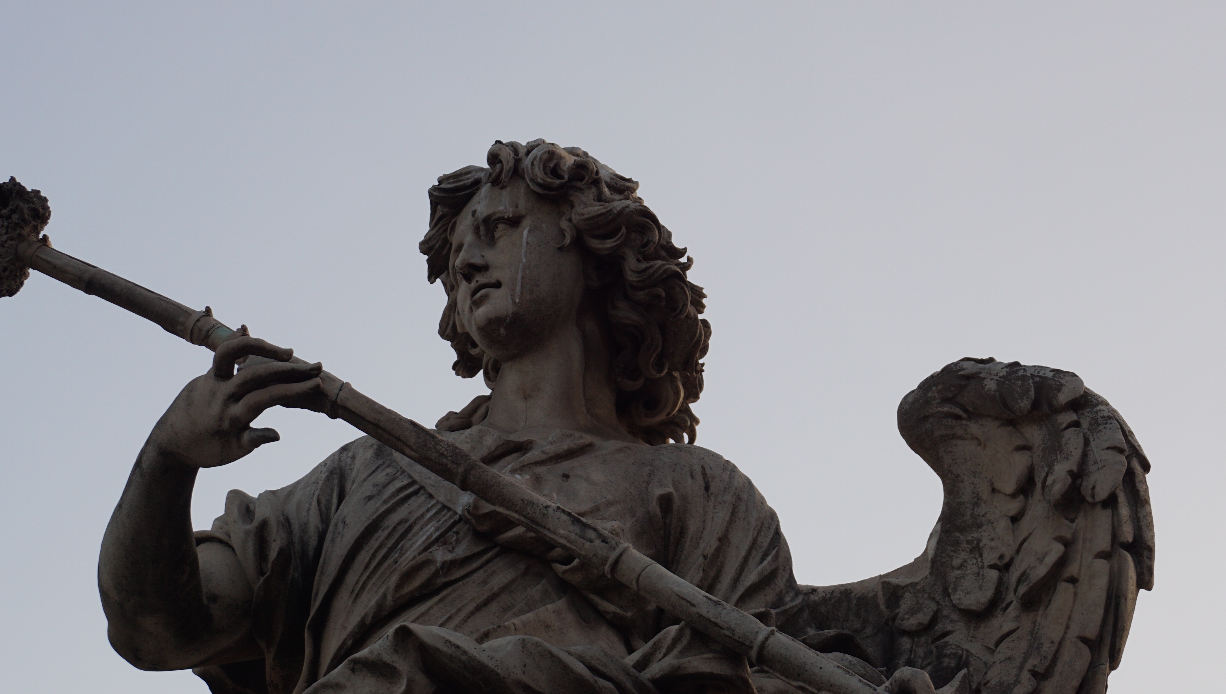 Statue auf der Engelsbruecke in Rom
