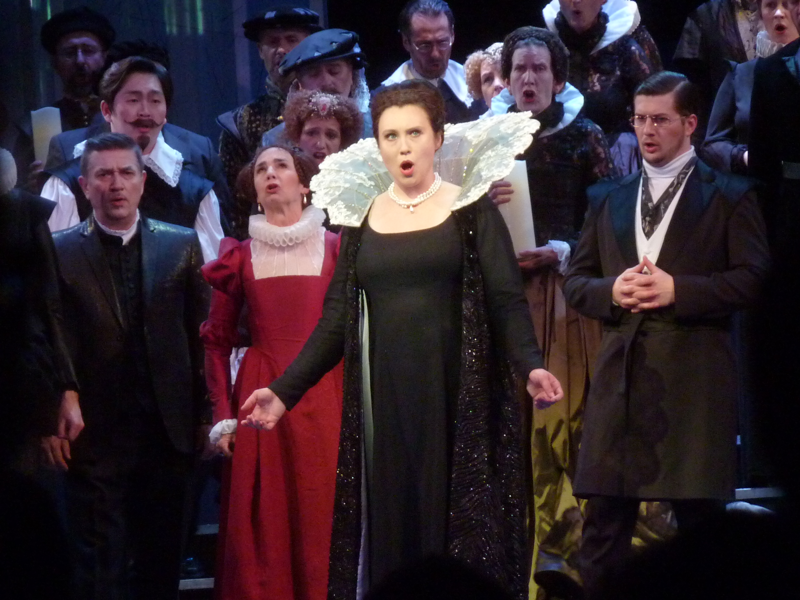Jennifer O`Loughlin als _Maria Stuarda_ im Zentrum der Sturminger-Inzenierung der Donizetti-Oper am Münchner Gärtnerplatz