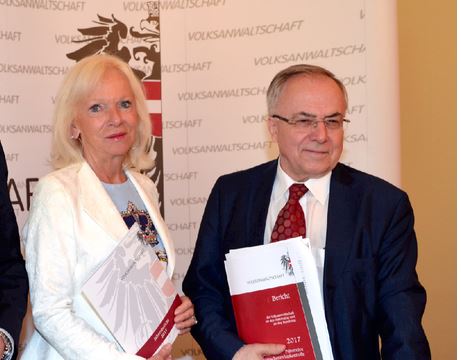 Bild: Volksanwaeltin Brinek und Volksanwalt Fichtenbauer mit Jahresbericht 2017 (Foto: Volksanwaltschaft Pressematerial)