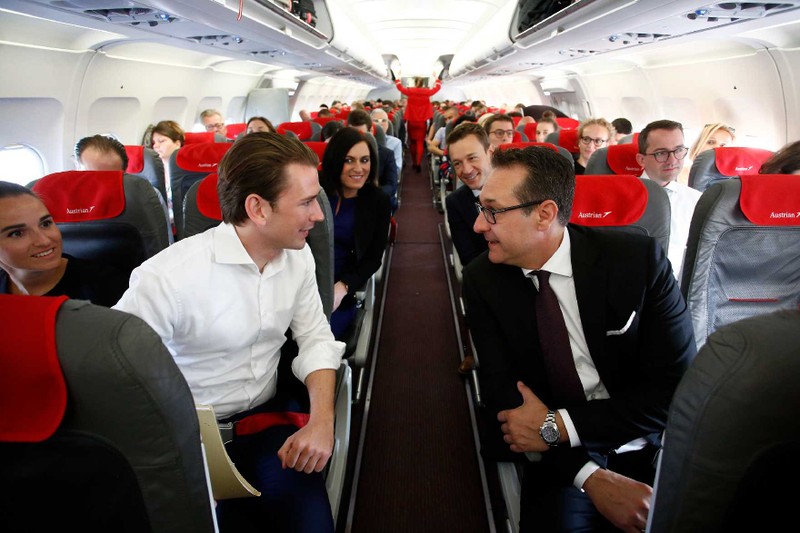 Foto: Sebastian Kurz und sein Vizekanzler Strache über den Wolken: Im Flugzeug auf dem Weg nach Bruessel (Bundeskanzleramt, Pressefoto, 6. Juni 2018)