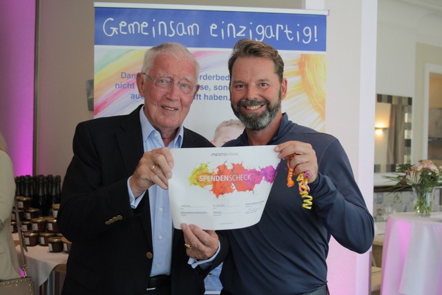 Dr. Walter Hasselkus, 1. Vorsitzender der Stiftung Aktion Sonnenschein, empfängt einen Spendenscheck in Höhe von 1.000 Euro von Herrn Mike Frank, Geschäftsführer meistro ENERGIE GmbH.