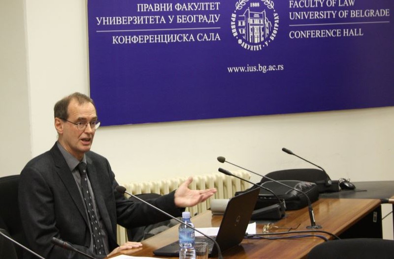 Professor Tretter bei einem Vortrag in Belgrad (Pressefoto: Ludwig-Boltzmann-Institut für Menschenrechte)