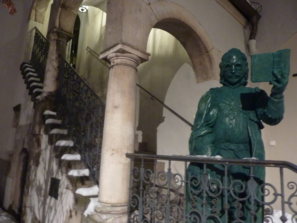 Menschen, Tiere, Mythen Im Innenhof des Münchner Künstlerhauses