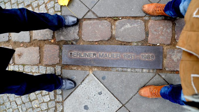 berlin mauer grenzen deutsche einheit mauerfall, Quelle: Sarah_Loetscher, Pixabay License Freie kommerzielle Nutzung Kein Bildnachweis nötig https://pixabay.com/de/photos/berlin-mauer-grenzen-2188605/