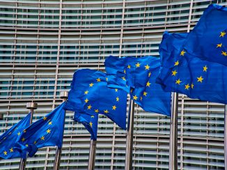 brüssel europa flagge fahne europäische kommission, Quelle: NakNakNak, Pixabay License Freie kommerzielle Nutzung Kein Bildnachweis nötig, https://pixabay.com/de/photos/br%C3%BCssel-europa-flagge-fahne-4056171/