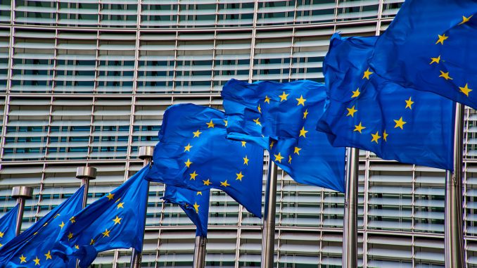 brüssel europa flagge fahne europäische kommission, Quelle: NakNakNak, Pixabay License Freie kommerzielle Nutzung Kein Bildnachweis nötig, https://pixabay.com/de/photos/br%C3%BCssel-europa-flagge-fahne-4056171/