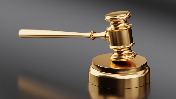 hammer waage gericht justiz recht gesetz, Quelle: QuinceMedia, Pixabay License Freie kommerzielle Nutzung Kein Bildnachweis nötig
