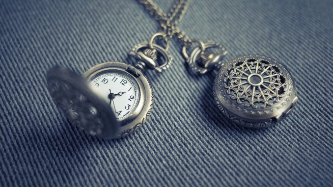 taschenuhr medaillon uhr zeitmesser zeit silber, Quelle: StockSnap, Pixabay License Freie kommerzielle Nutzung Kein Bildnachweis nötig