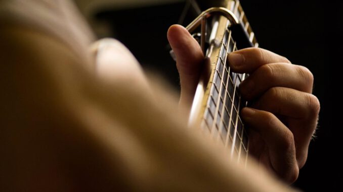 gitarre musik saiten instrument gitarrist üben, Quelle: wal_172619, Pixabay License Freie kommerzielle Nutzung Kein Bildnachweis nötig