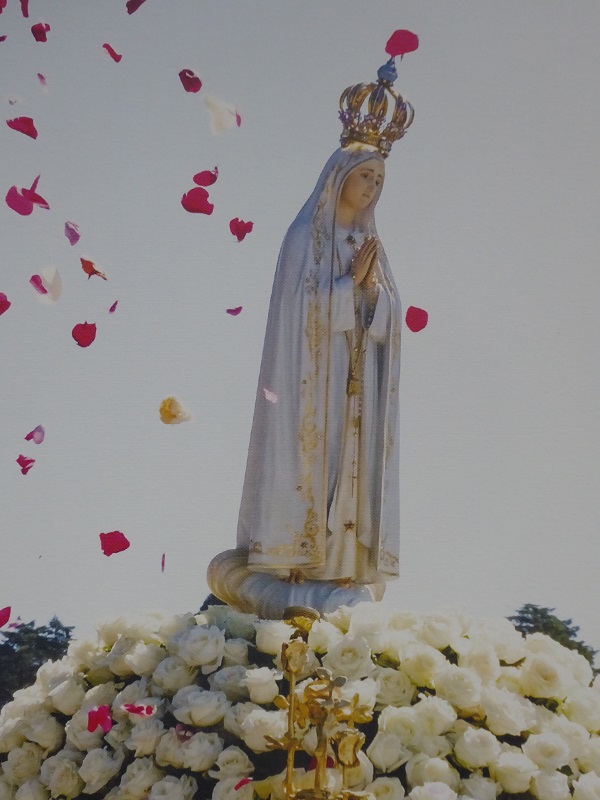 Eines der Ausstellungsfotos – hier: die Statue der Fátima-Madonna bei einem öffentlichen Umzug