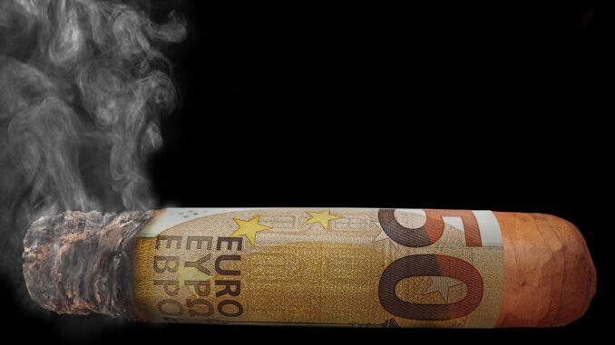 geld euro zigarre rauch qualm rauchen, Quelle: anaterate, Pixabay License Freie kommerzielle Nutzung, Kein Bildnachweis nötig