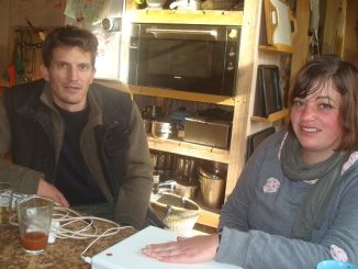 Florian Lück, Abiturient und Fotograf aus Bayern gilt als Initiator des bedingungslosen Grundeinkommens (BGE) auf Gut Hugoldsdorf in Mecklenburg-Vorpommern. Rechts: Maria Veron, eine Lehrerin aus Rostock, Foto: Vallendar