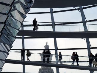 reichstagskuppel gebäude menschen silhouette, bearinthenorth, Pixabay License Frei zu verwenden unter der Pixabay-Lizenz Kein Bildnachweis nötig