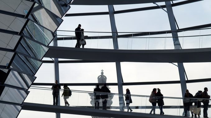 reichstagskuppel gebäude menschen silhouette, bearinthenorth, Pixabay License Frei zu verwenden unter der Pixabay-Lizenz Kein Bildnachweis nötig