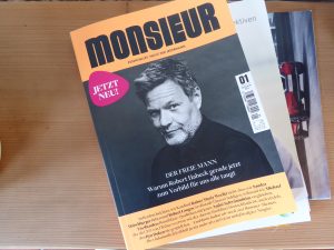 „monsieur“. Essentielles. Nicht für jedermann. Chefredakteur: Alexandros Stefanidis. Heft 01 Frühjahr 2023, 130 Seiten 8 Euro. Im Abonnement 4 Ausgaben pro Jahr 32 Euro, Lieferung frei Haus: abo@monsieurmagazin.de