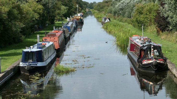 chesterfield canal kanal misterton hausboot, Quelle: CleanerShrimp, Pixabay Lizenz, Kostenlose Nutzung unter der Inhaltslizenz Kein Bildnachweis nötig