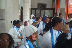 Die kubanische Oppositionsgruppe "Damas de blanco" (Damen in Weiß) protestiert unter dem Dach der Katholischen Kirche gegen Korruption und das kommunistische Unrechtssystem in ihrem Land. Foto: Benedikt Vallendar