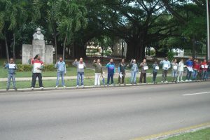 Die kubanische Oppositionsgruppe "Damas de blanco" (Damen in Weiß) protestiert unter dem Dach der Katholischen Kirche gegen Korruption und das kommunistische Unrechtssystem in ihrem Land. Foto: Benedikt Vallendar