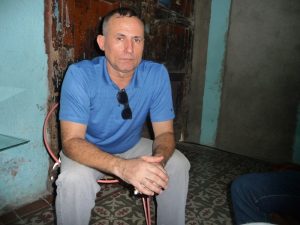Der kubanische Dissident Daniel Ferrer in seinem Versteck in Santiago de Cuba. Foto: Benedikt Vallendar