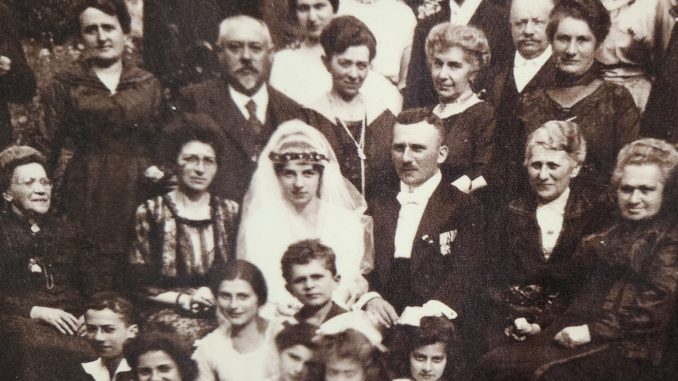 Olga Maier liebte ihre Verwandten. Auf einem Hochzeitsfoto (1920) einer ihrer Schwestern steht sie rechts hinter dem Bräutigam. Foto: Hans Gärtner