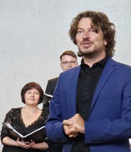  Dirigent André Philipp Gold und Mitglieder seines Kammerchors Cantus AurumqueFoto: Hans Gärtner
