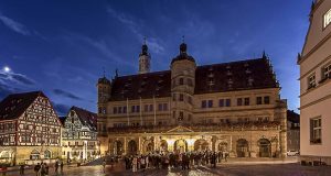 Nachtwaechterfuehrung-Rothenburg-o.d.-Tauber-Rathaus-Gruppe-Kontrast-bearbeitet-Marktplatz-©Rothenburg-Tourismus-Service-W.Pfitzinger