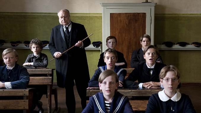 So wie in dieser deutschen Spielfilmszene von 2009 stellen sich viele Gymnasiallehrer den idealen Unterricht vor. Ein Traum, der wenig gemein hat mit der heutigen Schulwirklichkeit. Fotorechte Repro: Innovative Medienagentur IMEGS, Thomas Dietrich, Bornheim