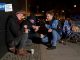 Ein Mitarbeiter der Berliner Stadtmission spricht mit einem jungen Mann, der offenbar Hilfe benötigt.